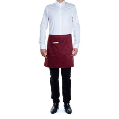 Homem com camisa branca, calças pretas e avental bordô com bolsos e caneta azul