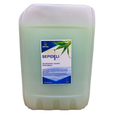 Recipiente grande de plástico com detergente líquido perfumado e etiqueta azul e branca