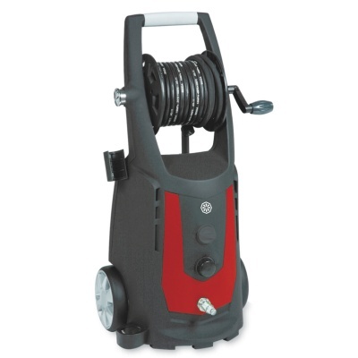 Lavadora de alta pressão preta e vermelha com mangueira enrolada e rodas cinzentas