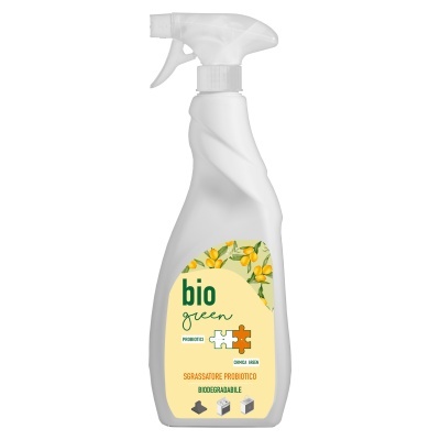Frasco branco de spray com rótulo bio green e ilustrações naturais