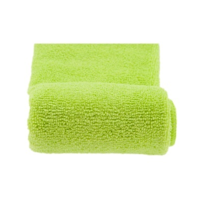 Toalha de banho verde-limão felpuda dobrada em fundo branco