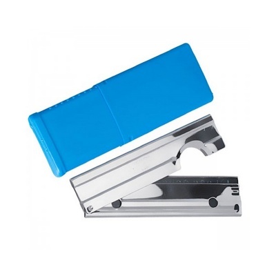 Estojo azul e afiador metálico prateado com medidas
