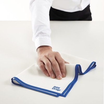 Toalha branca com borda azul e texto Roll Drop