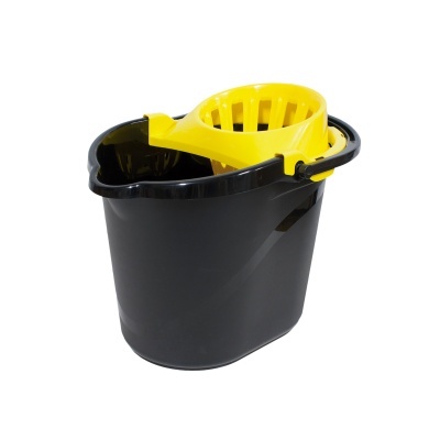 Balde preto com espremedor amarelo para limpeza
