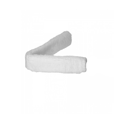 Faixa ou pulseira branca felpuda em fundo branco