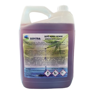 Frasco plástico translúcido com líquido roxo e rótulo com instruções e advertências químicas