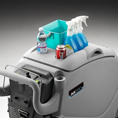 Equipamento de limpeza com sprays azuis, balde verde-azulado e lata de Coca-Cola