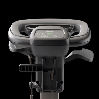 Máquina de fitness com painel digital em cinzento escuro com botões iluminados