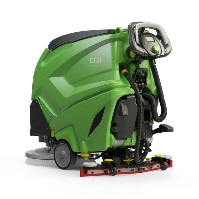 Máquina de limpeza industrial verde com rodas e escovas, texto CT51 na lateral