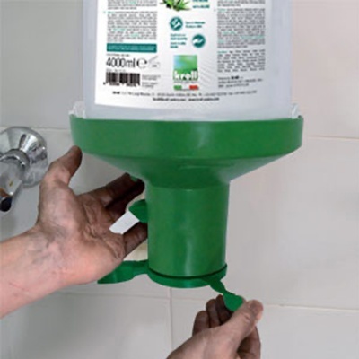 Suporte verde para dispenser de recarga de sabão montado na parede