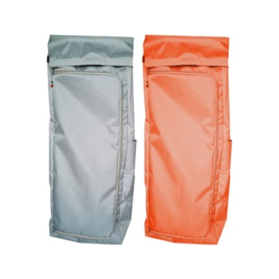 Duas sacas de tecido sintético, cinza e laranja, com fechos e bolso lateral