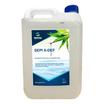 Frasco branco translúcido com etiqueta de desinfetante multiusos e tampa azul