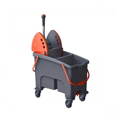 Carrinho de limpeza cinza e laranja com espremedor e rodas.