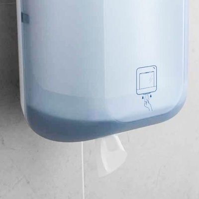 Dispensador de papel higiênico branco e cinza na parede