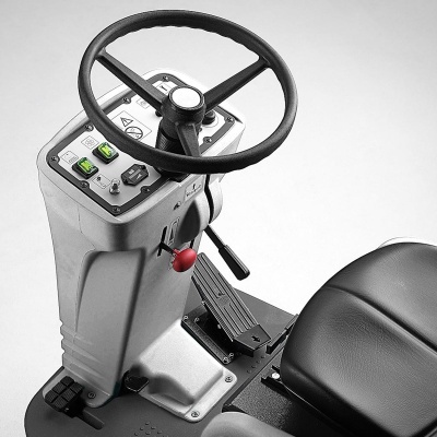 Volante e painel de controlo de equipamento industrial com assento preto