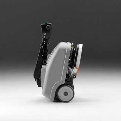 Aparelho robô cinza e preto com rodas e escova lateral