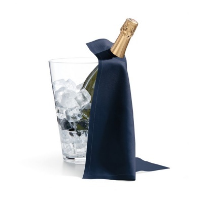 Garrafa de champanhe com capa azul e balde de gelo