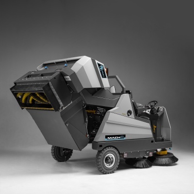 Máquina de limpeza industrial cinzenta com escovas e pneus