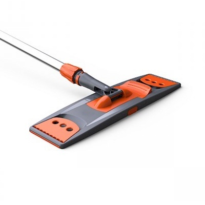 Mop plano cinzento com detalhes laranja e cabo metálico em fundo branco