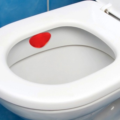 Assento sanitário branco com almofada vermelha