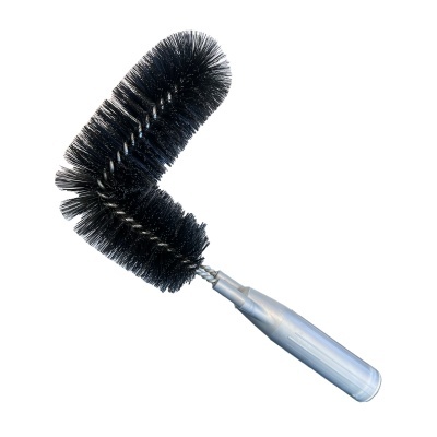 Escova de limpeza com cerdas pretas e cabo cinzento em forma de L