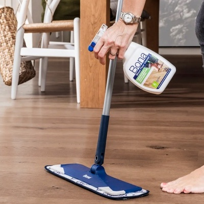 Spray Bona para pavimentos de madeira com esfregão em chão de madeira interior