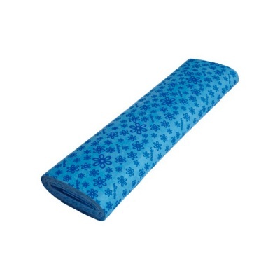 Tecido azul enrolado com padrão floral