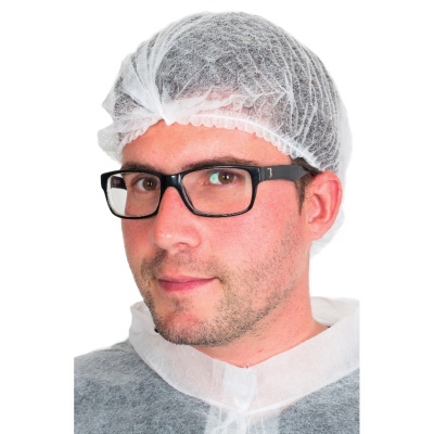 Homem com touca descartável branca e óculos pretos