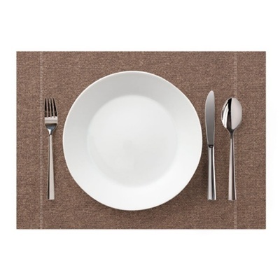 Jogo americano castanho com prato branco e talheres inox