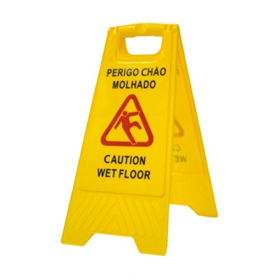 Sinal amarelo de plástico com alerta de chão molhado em português e inglês
