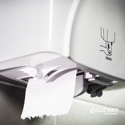 Dispenser branco de papel higiénico com instrução e papel a sair