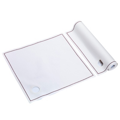 Rolo branco de pano com linha vermelha e círculo branco num canto, em fundo branco