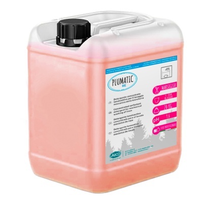 Recipiente plástico com líquido rosa e etiqueta de detergente PLUMATIC DE