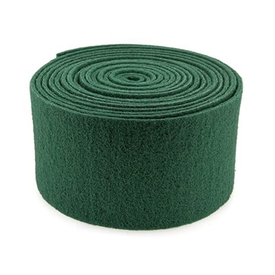 Rolo de esponja abrasiva verde escuro com textura rugosa