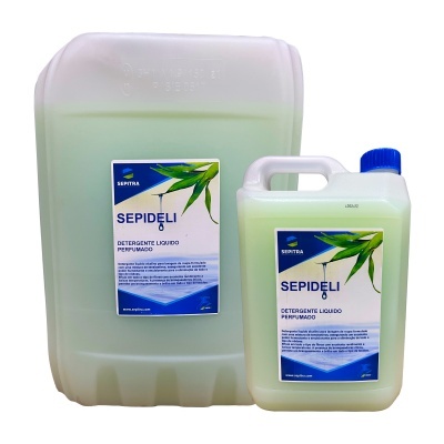 Dois recipientes de detergente líquido SEPIDELI, um grande e um pequeno, ambos com líquido verde e rótulo azul e branco.