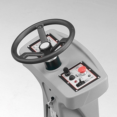 Painel de controlo cinzento com volante preto e botões coloridos