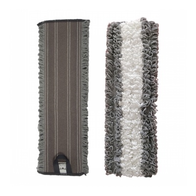 Duas pegas de limpeza para chão, uma cinza com riscas e outra com franjas brancas e cinzas.