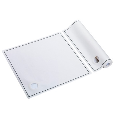 Rolo de tecido ou papel branco com orifício redondo e bordas pretas