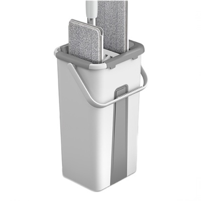 balde de limpeza cinzento com esfregões de microfibra cinzentos