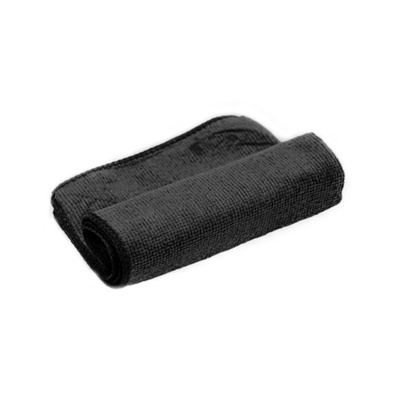 Toalha preta dobrada sobre fundo branco