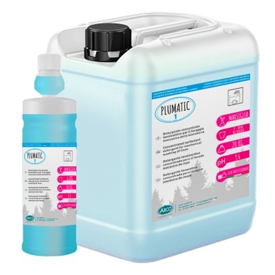 Dois frascos de detergente azul translúcido com rótulos brancos e texto colorido