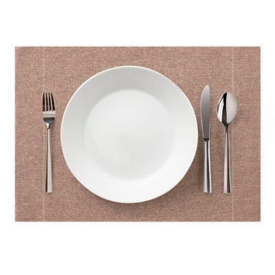 Conjunto de prato branco, talheres em aço inoxidável e individual castanho