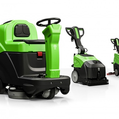 Três máquinas de limpeza industrial verde e preta sobre fundo branco