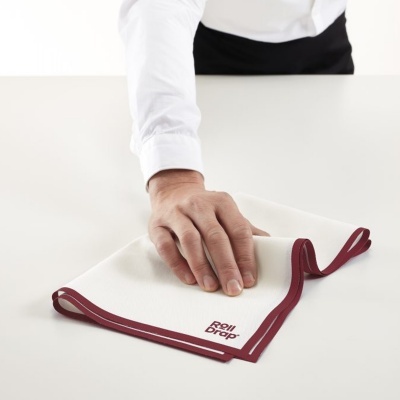Pano de cozinha branco com borda bordeaux e logo Roll Drop