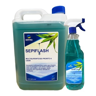 Produtos de limpeza multissuperfícies SEPIFLASH da SEPITRA em frascos verdes com tampa azul