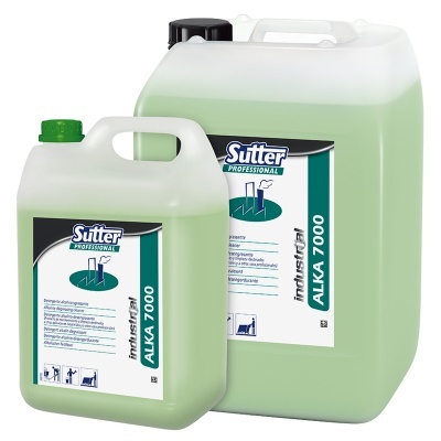 Recipientes de plástico translúcido com líquido verde e etiquetas 