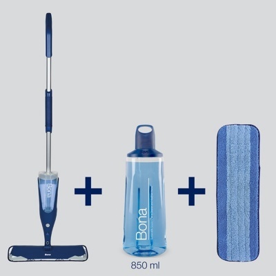 Conjunto mop spray, frasco de 850 ml e mop azul de substituição sobre fundo cinzento