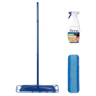Conjunto de limpeza com esfregona azul, spray de limpeza Bona e pano de microfibra azul.