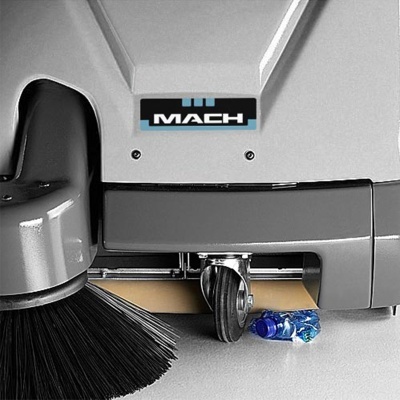 Máquina de limpeza automática cinza com escova preta e roda, etiqueta MACH