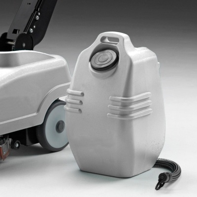 Recipiente plástico cinza com tampa preta e tubo flexível ao lado de máquina de limpeza